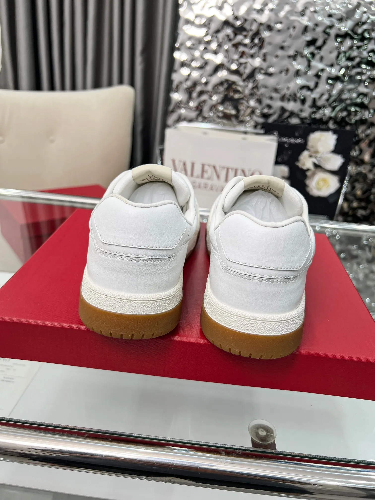 【Valentino】P: 660💰 Couple style, size: women 35-40▪️men 39-44 (customized at 45.46) Valentino 𝑶𝒏𝒆𝑺𝒕𝒖𝒅 Couple sports shoes series Valentino 2025 new couple sports shoes are on sale. The original ZP purchase and disassembly. Repeated pattern making and modification. 1:1 restoration! Top luxury masterpiece, lace-up design, soft and comfortable imported calfskin brings excellent elegant texture and excellent on-foot comfort. Top purchasing version upper: imported calfskin surface/original oil edge craftsmanship. Lining: water-dyed sheepskin lining. Outsole: original development 𝐓𝐏𝐔 two-color combination outsole. Packaging: full package with original configuration.
